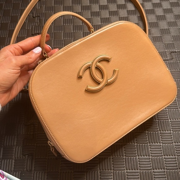 Chanel Coco Curve Vanity – Beige Shiny Calfskin & Goatskin, Antique Gold-Tone Ch - Picture 10 of 12